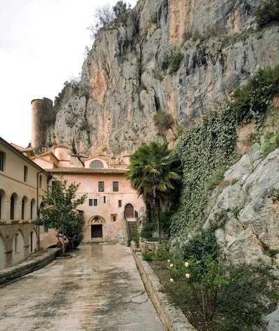 Utsikt over gårdsplassen til "Corvi" (Kråker), klosteret St. Benedetto (Sacro Speco) bygget fra 1100-tallet, Subiaco (Roma), Italia av Italian School