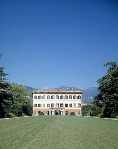 Utsikt over fasaden til Villa Reale di Marlia (eller Palazzo Orsetti) av Italian School