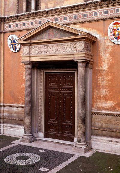 Utsikt over verandaen med en marmorfrise som viser (fra venstre til høyre) Pastore (den første kirkeeieren), Pudenziana, Prassede og deres far Pudens, i midten det mystiske lammet av Italian School