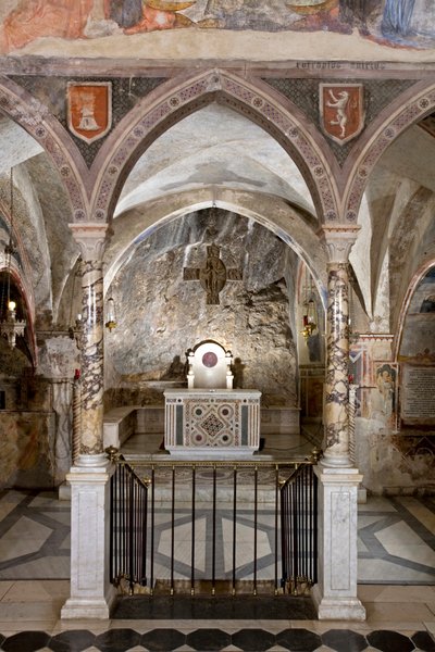Utsikt over prestegården til den øvre kirke med hovedalteret i kosmatesk stil. 1200-tallet. Klosteret Saint Benedetto (Sacro Speco), Subiaco (Roma), Italia av Italian School