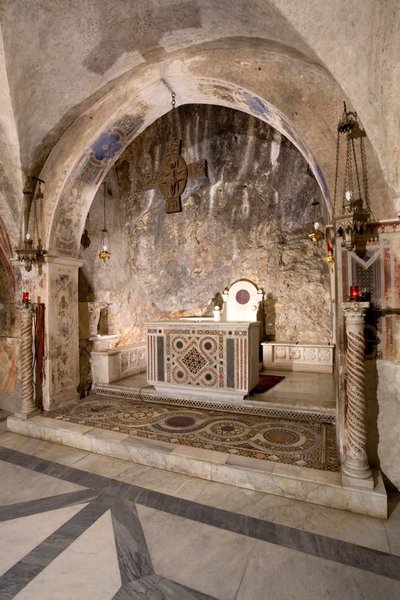 Utsikt over prestegården til den øvre kirke med hovedalteret i kosmatesk stil. 1200-tallet. Klosteret Saint Benedetto (Sacro Speco), Subiaco (Roma), Italia av Italian School