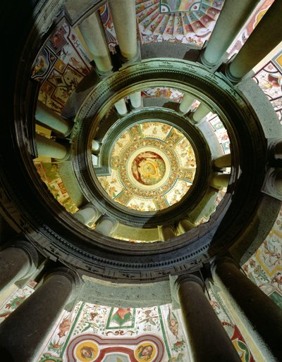 Utsikt over steinspiraltrappen som ser opp mot taket, designet av Jacopo Vignola (1505-73) og hans etterfølgere, 1557-83 av Italian School