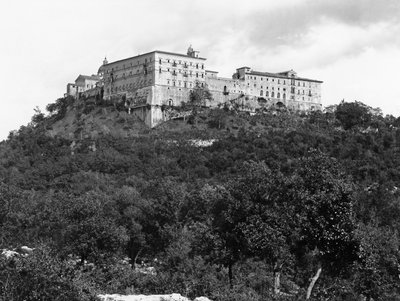 Generell utsikt over klosterets eksteriør på Monastery Hill av Italian School Italian School