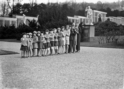 Cavendish familiegruppe på 16 barnebarn i hagene til Chatsworth, Derbyshire, 1930 av JR Board
