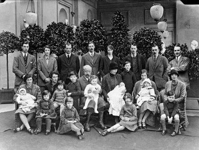 Den niende hertugen av Devonshire med sine barn og barnebarn i Chatsworth, julen 1925 av JR Board