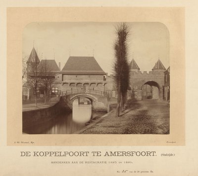 De Koppelpoort i Amersfoort (byside) (tittel på objekt) av J.W. Wentzel