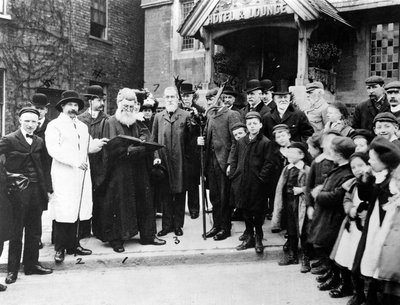Banner på hornene ved Highgate, 28. mars 1906 av J. Benjamin Stone