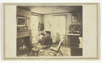 Uten tittel (kvinne i interiøret i huset) av J. C. Spooner