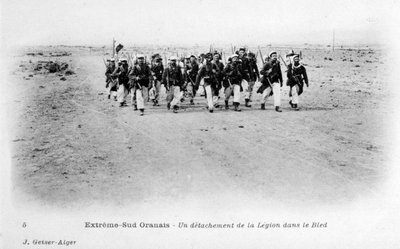 En avdeling av den franske fremmedlegionen i Sahara-ørkenen, Algerie, c1905 av J. Geiser