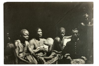 Kaptein Gallwey og Edo-høvdinger, Benin, Nigeria, 1892 (gelatinsølvtrykk) av J. H. Swainson