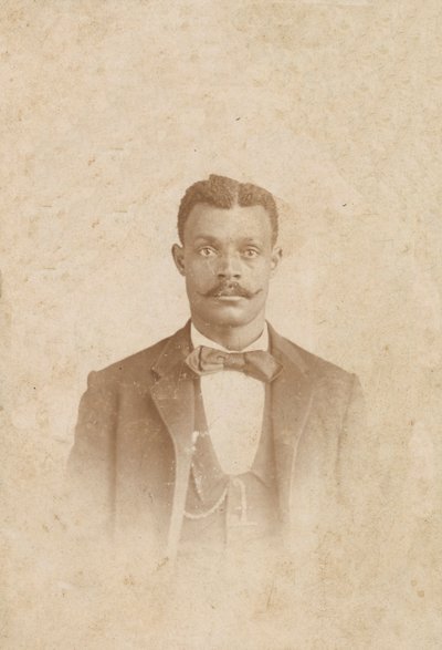 Fotografi av en mann i dress, vest og slips, 1880-1900. av J. W. Taylor