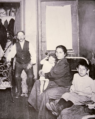 Innvandrerfamilie, Lower East Side, New York City, ca. 1910 (s/hvitt-bilde) av Jacob August Riis