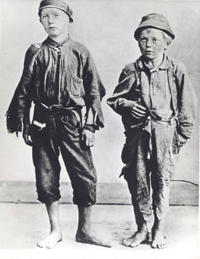 Street Arabs of New York City, ca. 1900 (s/hvitt-bilde) av Jacob August Riis