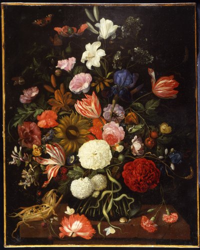 Valmuer, tulipaner, roser, nelliker, snøball, liljer, iris, en solsikke og andre blomster i en glassvase med en maiskolbe på en avsats av Jacob Rootius