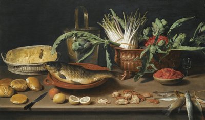 Stilleben med en fisk på en terrakottatallerken, bunter med asparges, artisjokker og kirsebær i en kamskjellformet tallerken, sammen med en halv ost i en kurv, rundstykker, fraises de bois, sitroner, appelsiner og krabber, alt arrangert på en bordplate. av Jacob Van Es