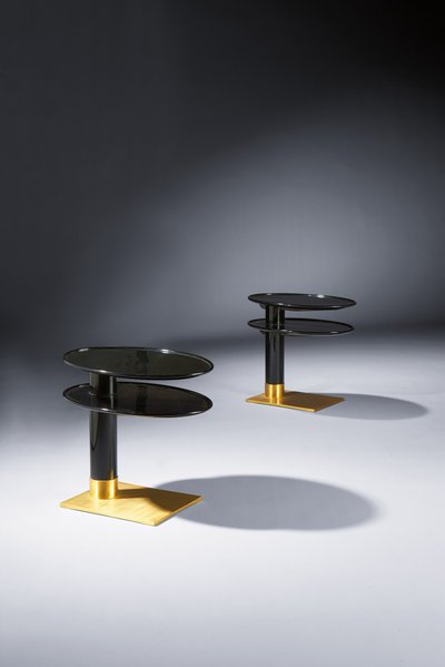 Et par sidebord, hver med parede elliptiske overflater, designet ca. 1925, utført 1933 av Jacques Emile Ruhlmann