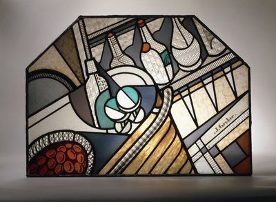 Et farget glasspanel i art deco-stil som viser en cocktailbar (blyfarget glass) av Jacques Gruber