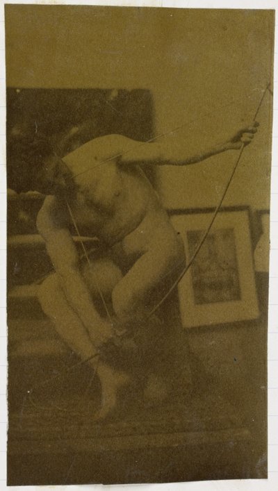 Studie av en mannlig nakenmodell, huket med en bue i hånden, sett forfra, i studioet til Jacques de Lalaing av Jacques Lalaing (attributed to)
