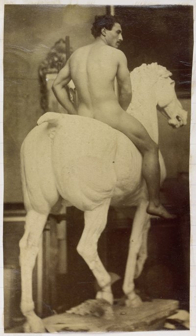 Studie av en mannlig nakenmodell, sittende på en gipshest, i studioet til Jacques de Lalaing, mulig forstudie for Equestrian Portrait, Museum of Fine Arts Ghent av Jacques Lalaing (attributed to)
