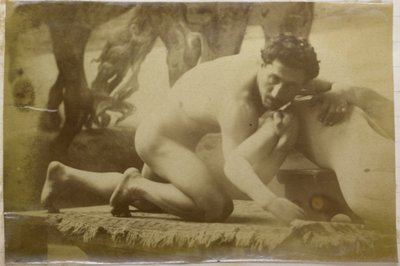 Studie av en mannlig nakenmodell, liggende på gulvet og bryte med en mannequin, i studioet til Jacques de Lalaing, mulig forstudie for maleriet The Wrestlers av Jacques Lalaing (attributed to)
