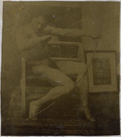 Studie av en mannlig nakenmodell, sittende på et trinn, sett forfra med tau og bue på fanget, i studioet til Jacques de Lalaing av Jacques Lalaing (attributed to)