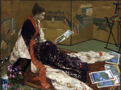 ""Caprice i lilla og gull: den gyldne skjermen"" Ung kvinne kledd i japansk stil i kimono, ser på trykk - (japanisme) Maleri av James Abbott McNeill Whistler (1834-1903) 1864 Freer Gallery of Art, Washington USA av James Abbott McNeill Whistler