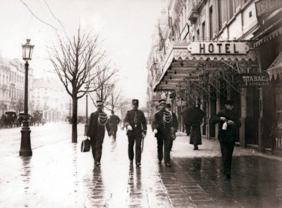 Vakter på gaten, Brussel, 1898. av James Batkin