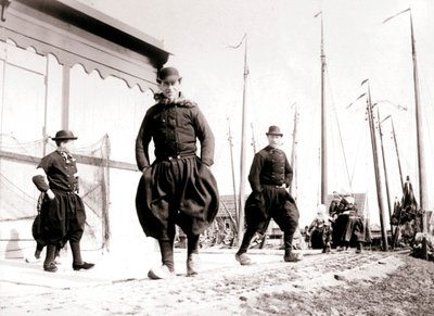 Menn i tradisjonell kjole, Marken Island, Nederland, 1898 av James Batkin
