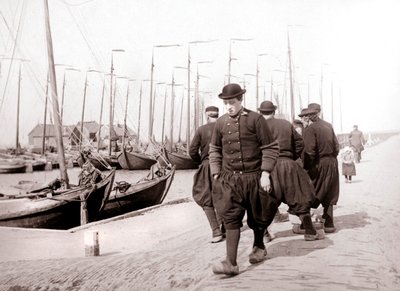 Menn i tradisjonell kjole, Marken Island, Nederland, 1898 av James Batkin
