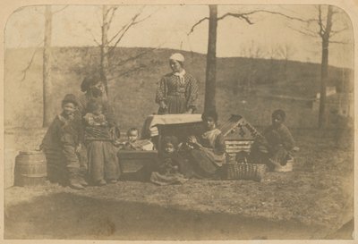 Albumtrykk av slavebundne kvinner og deres barn nær Alexandria..., 2. desember 1861 til 10. mars 1862. av James E. Larkin