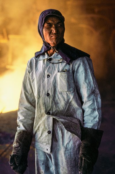 Kinesisk stålarbeider i verneklær på et stålverk i Kina av James L Stanfield