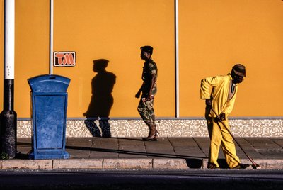 Sørafrikanske menn på en gate og et fortau i Pretoria, Sør-Afrika av James L Stanfield
