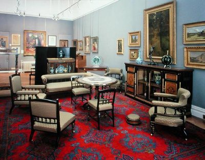 Suite bestående av et skap, midtbord, sofa, et par sidestoler, et par lenestoler, pleiestol, lenestol og kortbord, 1880-tallet (mahogni) av James Lamb of Manchester