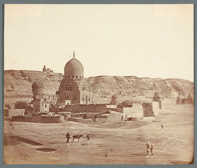 Egypt. Kairo. Den sørlige nekropolen. I forgrunnen Suduns mausoleum (1504), i bakgrunnen på Mukattamplatået Al-Juyushi-moskeen av James Robertson