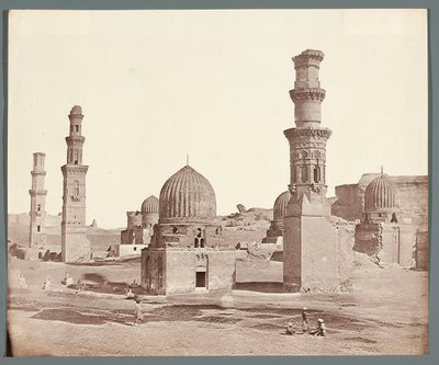 Egypt. Kairo. Den sørlige nekropolen. I forgrunnen minareten ved Ali Badr Al-Karafis mausoleum (1300-1310), i bakgrunnen Kusum-minareten fra mamelukktiden av James Robertson