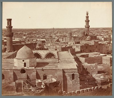 Egypt. Kairo. Oversiktsbilde - i bakgrunnen madrasa-mausoleet til Umm As-Sultan Sza