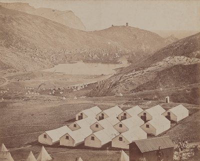 Hutted Camp med Balaclava havn i avstand av James Robertson