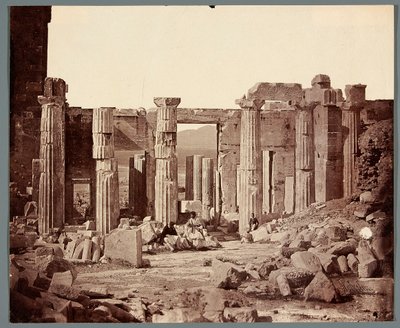 «Interiør i Propyleene» [Athen. Akropolis - Propyleene] av James Robertson