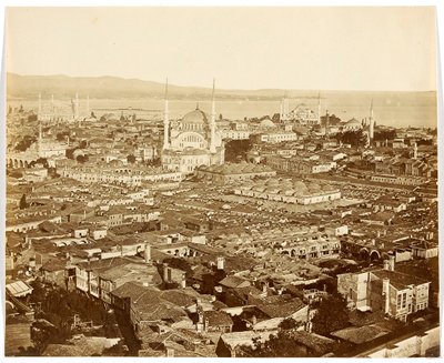 «Nuri Osmaniye» [Istanbul. Bypanorama med utsikt over moskeene: Nuruosmaniye-moskeen (i midten), Den blå moské (i bakgrunnen til høyre) og Ayasofya (Hagia Sophia) (til venstre)] av James Robertson