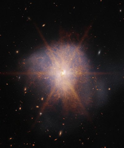 Arp 220 (NIRCam og MIRI-bilde) av James Webb Space Telescope (NASA)