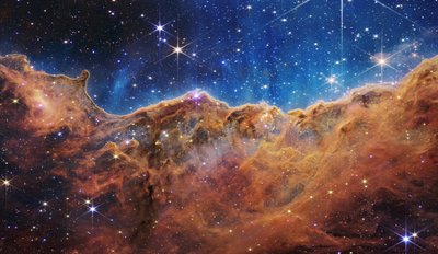 Kosmiske klipper i Carina-tåken (NIRCam-bilde) av James Webb Space Telescope (NASA)