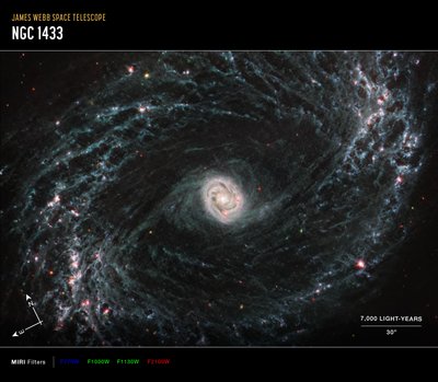 NGC 1433 (MIRI kompassbilde) av James Webb Space Telescope (NASA)