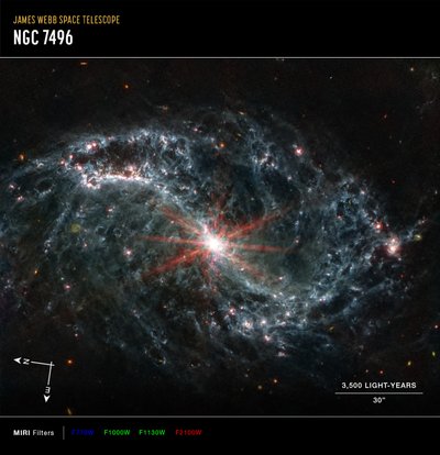 NGC 7496 (MIRI kompassbilde) av James Webb Space Telescope (NASA)