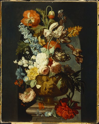 Tulipaner, roser, hyasint, auricula og andre blomster i en skulpturert urne på en steinsokkel i en nisje. av Jan van Huysum