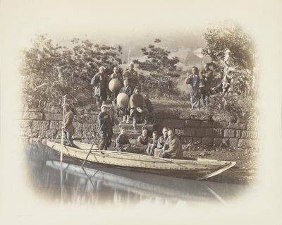 En båt ved elvebredden, Japan (håndfarget s/hv-bilde) av Japanese Photographer