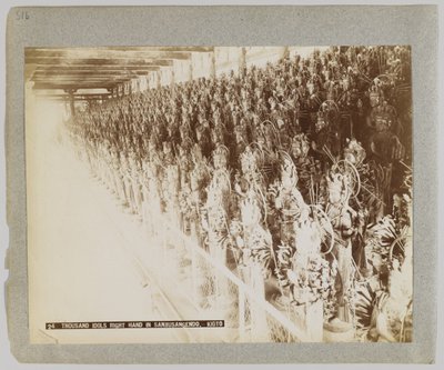 Tusen idoler i Sanjusangendo, Kyoto, Japan (s/hvitt-bilde) av Japanese Photographer