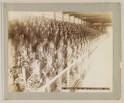 Tusen idoler i Sanjusangendo, Kyoto, Japan (s/hvitt-bilde) av Japanese Photographer