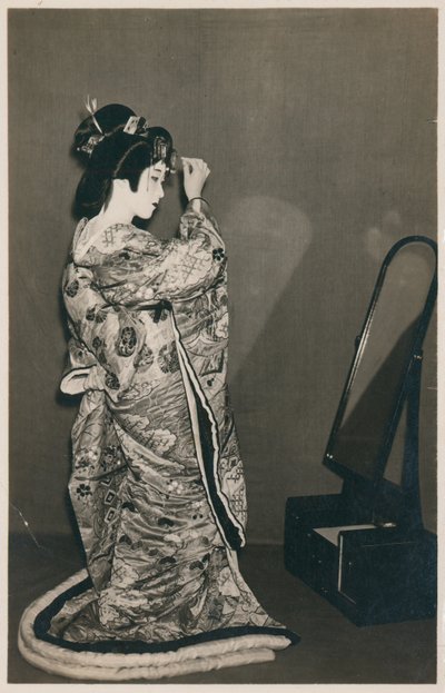 En kvinne kledd i en kimono av Japanese Photographer