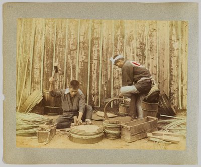 Tønneproduksjon, Japan (håndfarget svart/hvitt-bilde) av Japanese Photographer