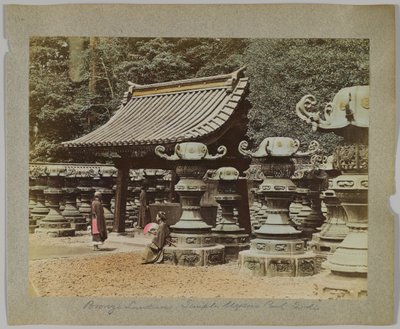 Bronselykter utenfor tempelet i Uyeno Park, Tokyo, Japan (håndfarget s/hv-bilde) av Japanese Photographer